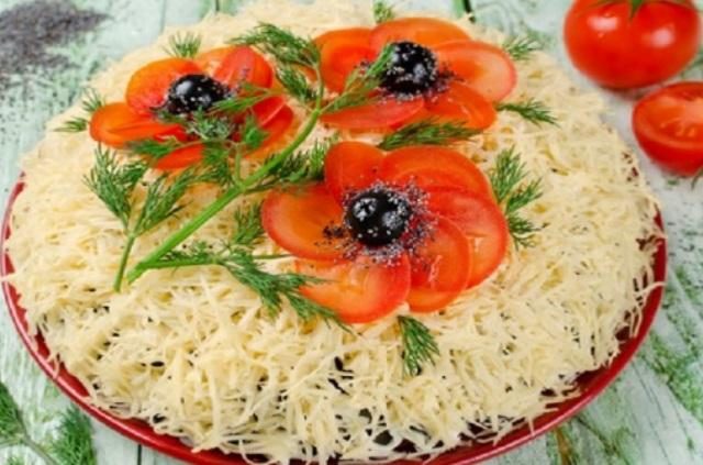 krasnye-maki-s-kuriczej-i-gribami-po-letnemu-yarko-po-domashnemu-vkusno-1