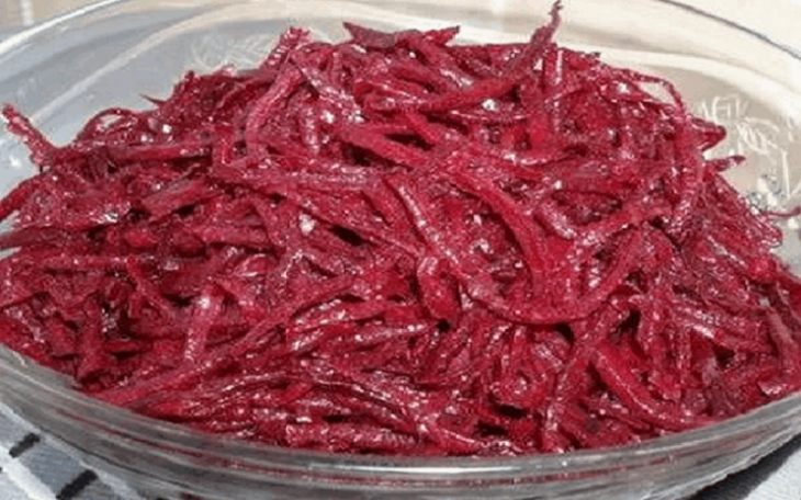 Эта закуска может стать хитом на вашей кухне. Готовится из свеклы и является кладом витаминов .