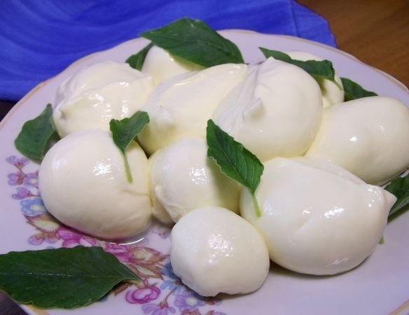Домашняя моцарелла. Вкуснее магазинной, а готовится за полчаса! Домашняя моцарелла. Вкуснее магазинной, а готовится за полчаса!