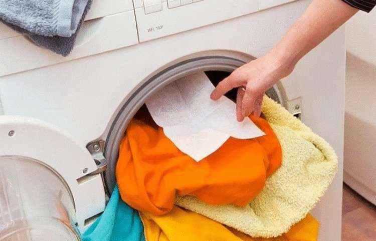 Зачем американские хозяйки кладут влажную салфетку во время стирки в стиралке. Зачем американские хозяйки кладут влажную салфетку во время стирки в стиралке.