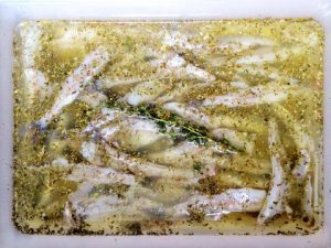 Очень вкусные анчоусы с дешевой мойвы. Очень вкусные анчоусы с дешевой мойвы.