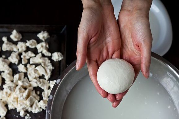 Домашняя моцарелла. Вкуснее магазинной, а готовится за полчаса! Домашняя моцарелла. Вкуснее магазинной, а готовится за полчаса!