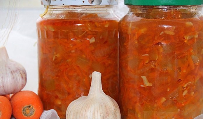 КАБАЧКОВЫЙ САЛАТ С МОРКОВКОЙ И ЛУКОМ: ДАЖЕ ДО ЗИМЫ НЕ ДОСТОИТ, СЪЕДИМ ВСЕ РАНЬШЕ!