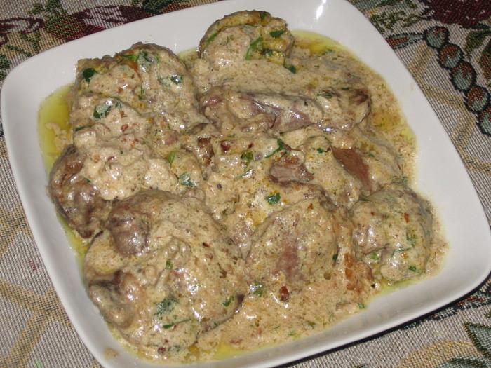 Куриная печень в орехово-чесночном соусе