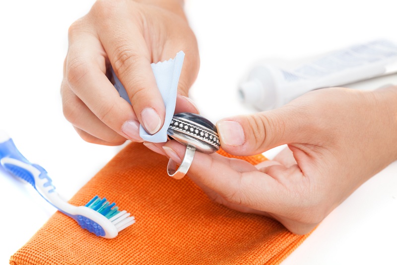 МУЖ НЕЧАЯННО ПРОЛИЛ ПИВО НА ДЕРЕВЯННЫЙ СТОЛИК. ЧЕРЕЗ НЕДЕЛЮ Я СДЕЛАЛА ТО ЖЕ САМОЕ… МУЖ НЕЧАЯННО ПРОЛИЛ ПИВО НА ДЕРЕВЯННЫЙ СТОЛИК. ЧЕРЕЗ НЕДЕЛЮ Я СДЕЛАЛА ТО ЖЕ САМОЕ…