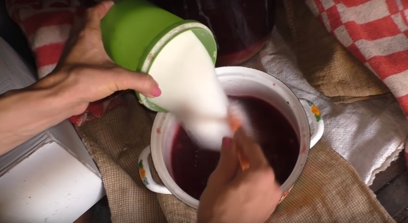 Домашнее вино из черной смородины куда лучше любых магазинных напитков! Домашнее вино из черной смородины куда лучше любых магазинных напитков!