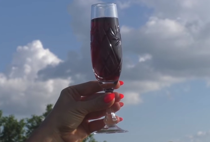 Домашнее вино из черной смородины куда лучше любых магазинных напитков! Домашнее вино из черной смородины куда лучше любых магазинных напитков!