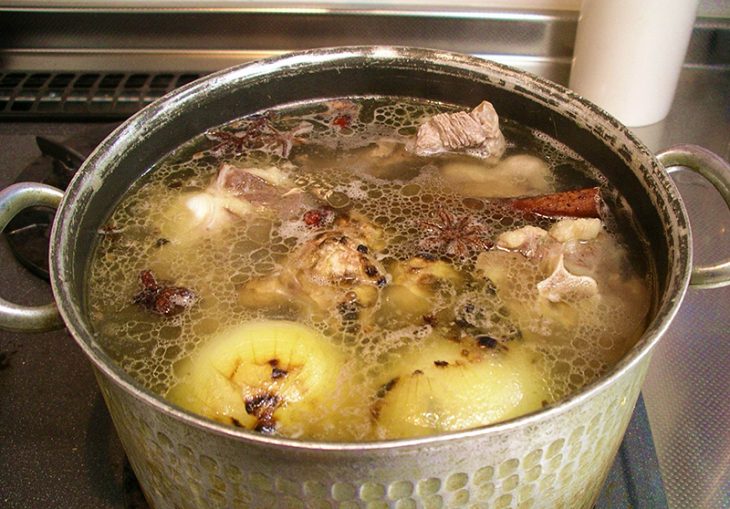 БАБУШКИНЫ РЕЦЕПТЫ ЗДОРОВЬЯ: ГОТОВИМ ПОЛЕЗНЫЙ И ВКУСНЫЙ КОСТНЫЙ БУЛЬОН!