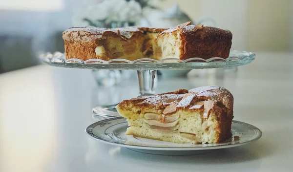 Как приготовить шарлотку с хрустящей корочкой и сочными яблоками
