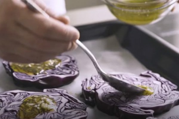 Шедевр из простых продуктов: стейки из краснокочанной капусты