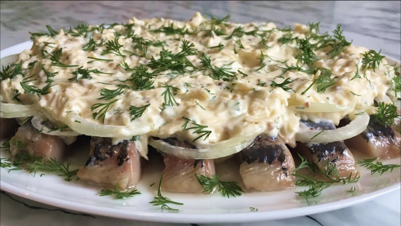 Невероятно вкусная закуска: Селедка под сырным соусом