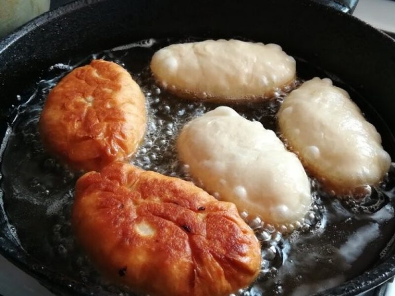 Невероятно мягкие и пышные пирожки на кефире за 30 минут
