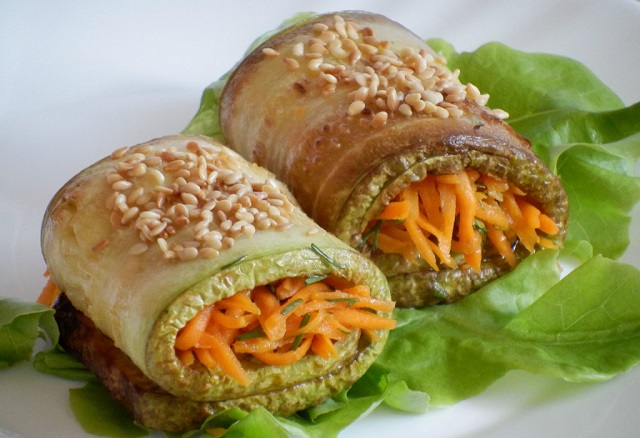 Рулетики из кабачка с морковкой по-корейски