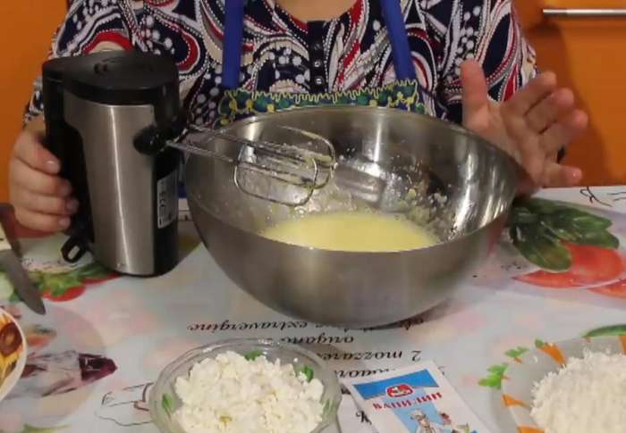 Добавьте в шарлотку творог — получится ещё вкуснее