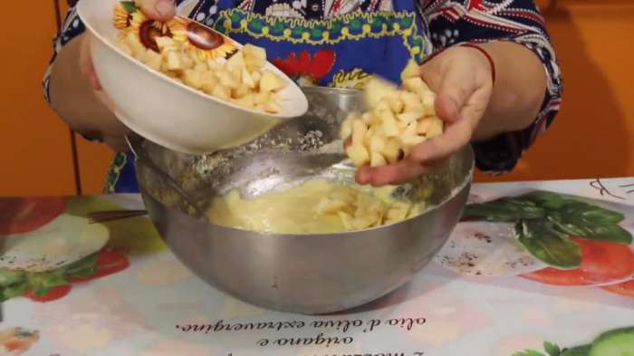 Добавьте в шарлотку творог — получится ещё вкуснее