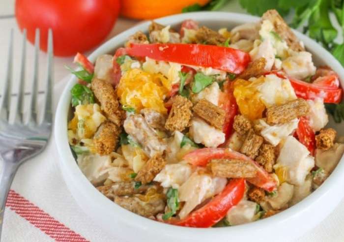 Как приготовить восхитительный салат с сухариками: 9 рецептов