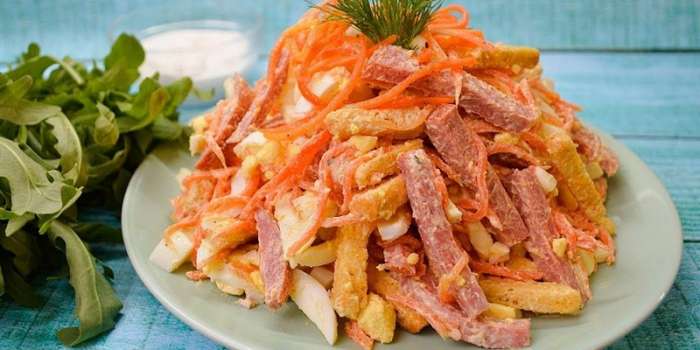 Как приготовить восхитительный салат с сухариками: 9 рецептов