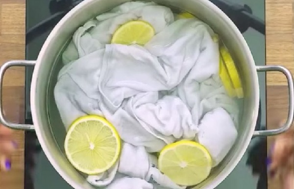 Вскипятите белую футболку и кусочками лимона и получите невероятный результат