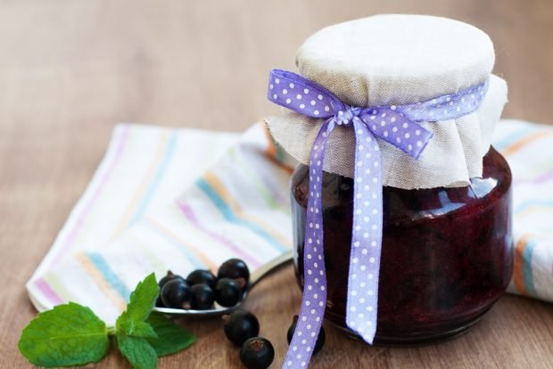 Варенье из черной смородины с вишневыми листьями