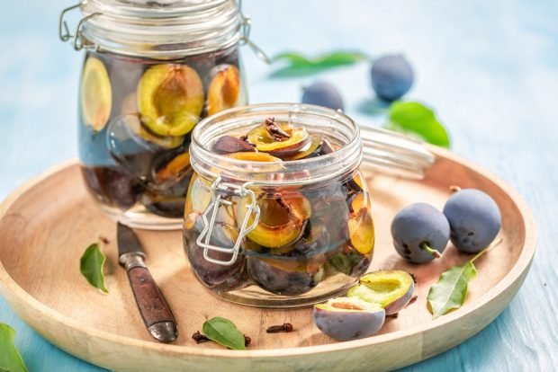 Маринованные сливы с виноградом на зиму