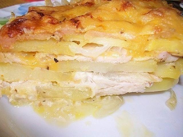 Аппетитная картофельная запеканка с курицей и сыром (по-французски).