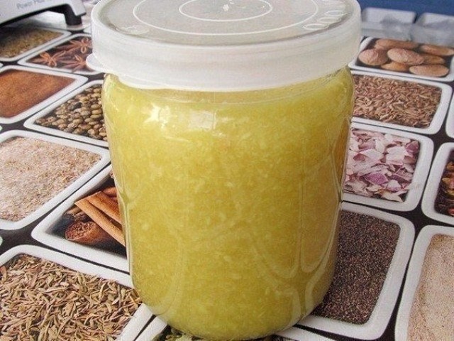 Имбирь — это отличное средство при простудах, недомогании, насморке. Корень имбиря содержит так много полезных элементов, что перечислить их все не представляется возможным – это и витамины, и минералы.