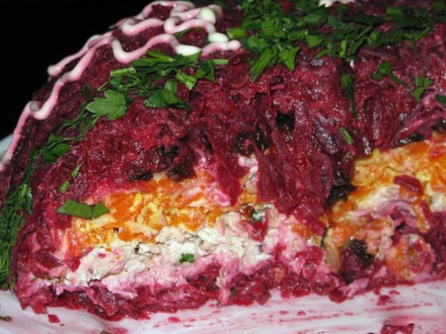 Интересное и оригинальное сочетание — салат «Монгольская горка». Вкуснотища нереальная!