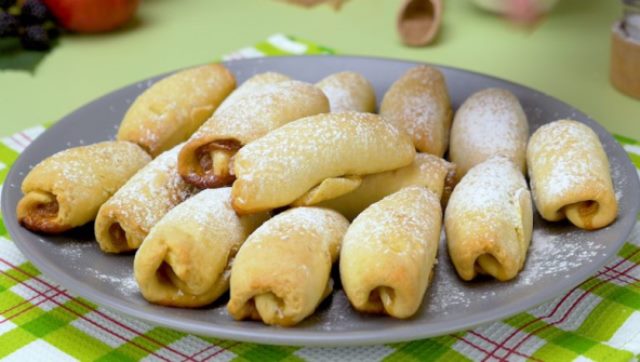 Как испечь рогалики с яблочной начинкой