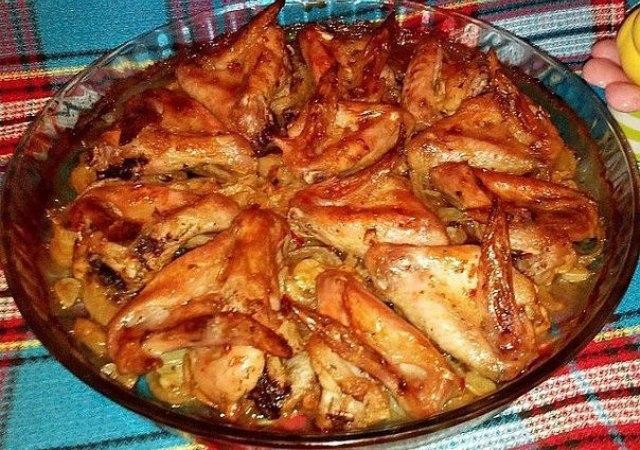 Крылышки в минералке на луковой подушке