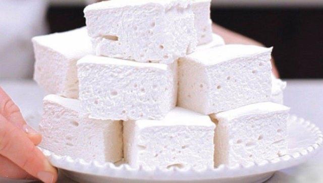 Легкий и нежный творожный зефир - десерт, который понравится всем! Калорий мало, вкус - божественный, готовиться просто.