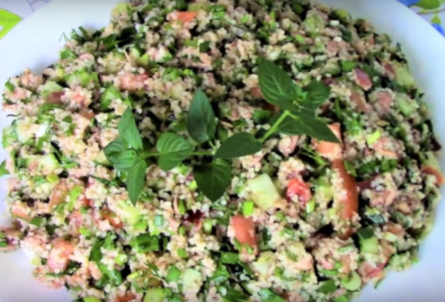 Легкий, сытный, полезный салат с кускусом и тунцом не займет у вас много времени!