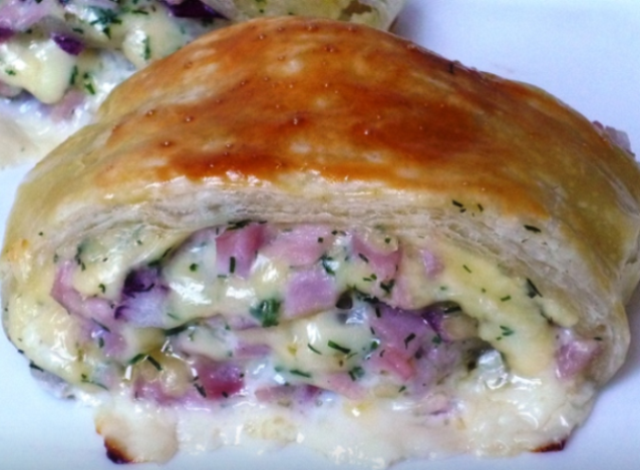 Наверное, вкуснее закуски не придумать. Оригинальные рулетики с начинкой - блюдо, попробовав которое, вам тут же захочется добавки.