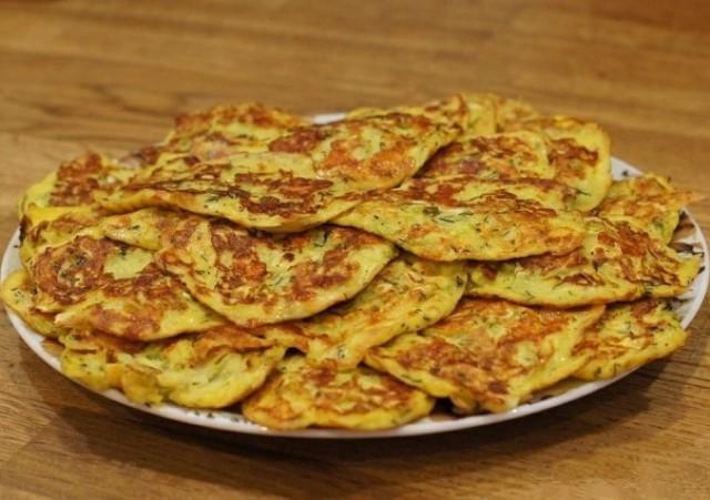 Невероятно вкусные и нежные кабачковые оладьи с сыром к вашему столу.