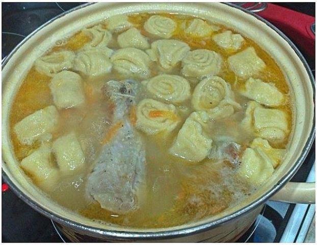 Невероятно вкусный куриный суп с чесночными рулетиками - муж без ума от него Невероятно вкусный куриный суп с чесночными рулетиками - муж без ума от него