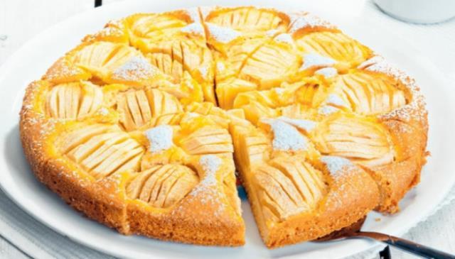 Нежнейший пирог «Прелесть» на кефире. Получается вкусным даже у начинающих кулинаров.