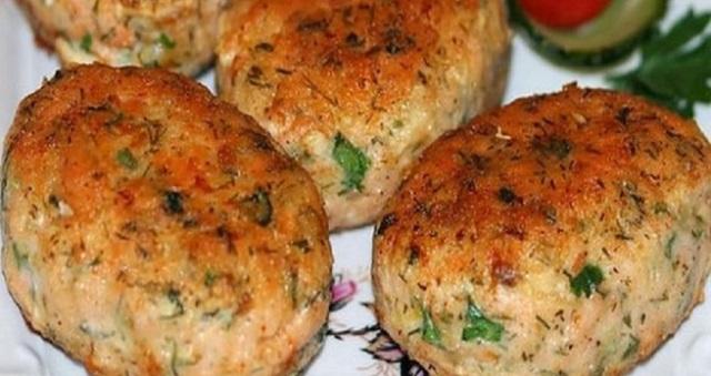 Нежные котлеты из трески настолько вкусные, что нравятся всем - и взрослым, и детям.