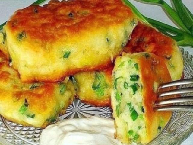 Ну очень ленивые пирожки за 10 минут с яйцом и зелёным луком! Так быстро и так вкусно!