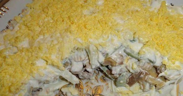 Обалденный салат из куриного филе, свежих огурцов и консервированных шампиньонов.