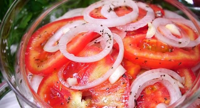 Очень вкусная закуска из помидоров и лука: весь секрет в маринаде.