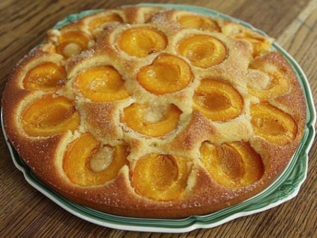 Очень вкусный и нарядный абрикосовый пирог — радость для всей семьи.