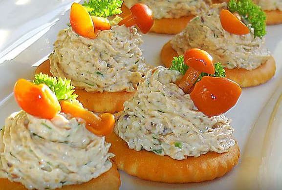 Отличная идея! Грибная закуска на крекерах