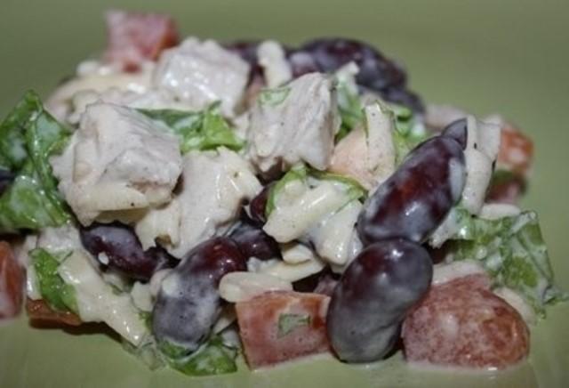 Питательный, сытный и полезный салат с курицей и фасолью.