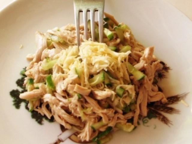 Простой салат с курицей и огурцами это находка для летнего меню - легкий и одновременно сытный салат.