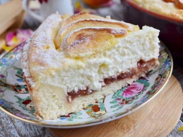 Пышный пирог с творожной начинкой и яблоками