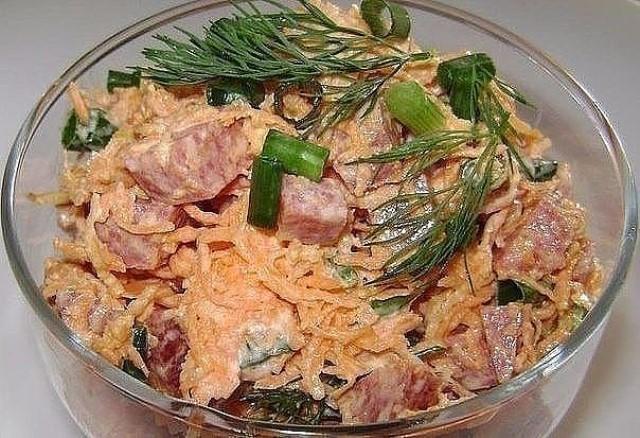 Рецепт невероятно простого, быстрого в приготовлении, но очень вкусного салата с копченой колбасой!