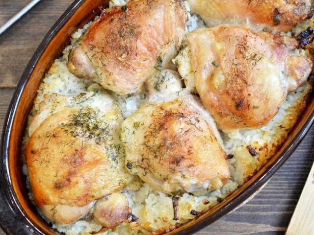 Рис, запеченный с куриными бедрами - отличная идея на обед.