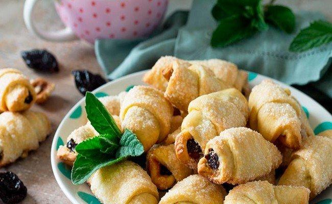 Рогалики с черносливом и грецкими орехами