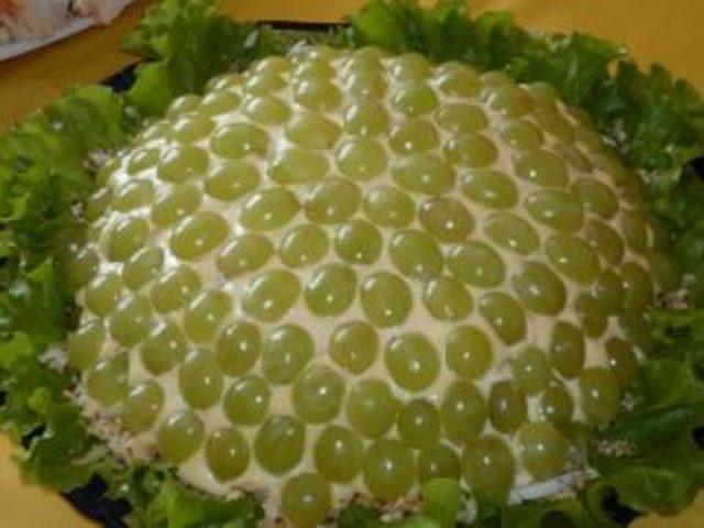 Роскошный салат! Украшение любого стола! А на вкус... просто бесподобный! Оригинально и вкусно!