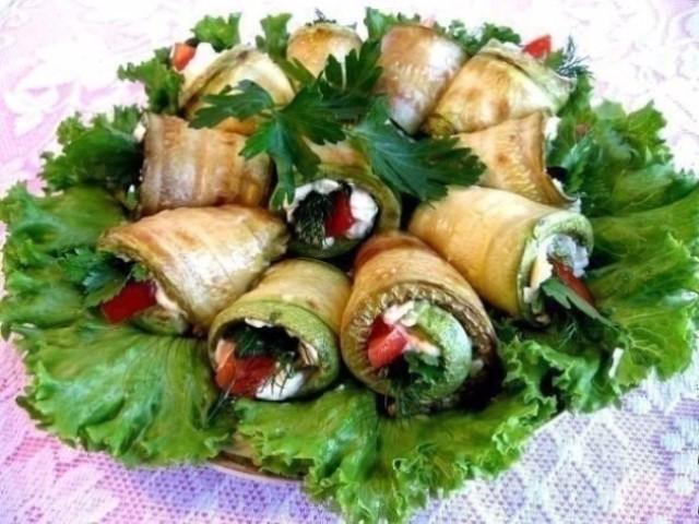 Рулетики из кабачков-очень простая закуска, одна из самых популярных в сезон.