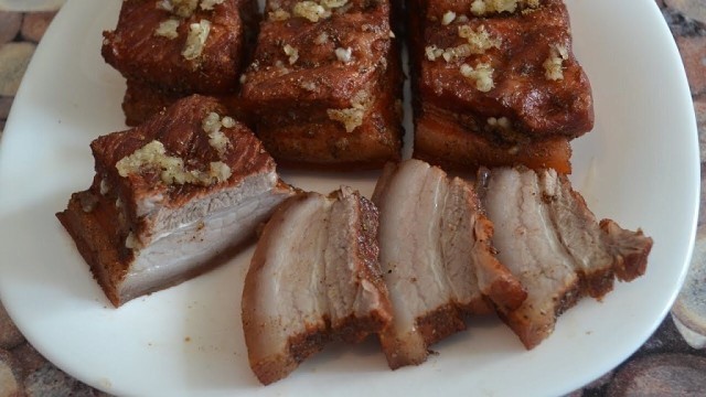 Солить подобным образом можно и сало, и мясо, и даже мясо на косточке. Можно закатывать в банки на зиму или кушать сразу. Быстро и вкусно!